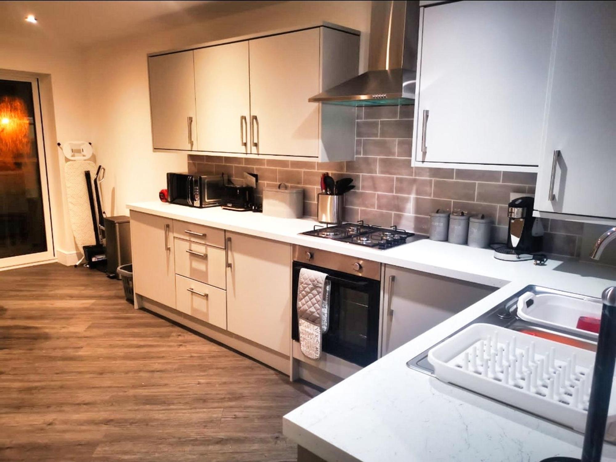 Rotherham - Rawmarsh - Great Customer Feedback - 2 Bed Bungalow - New Build - High End Furnishings - Wheel Chair Accessible - Large Enclosed Garden - Dog Friendly Εξωτερικό φωτογραφία